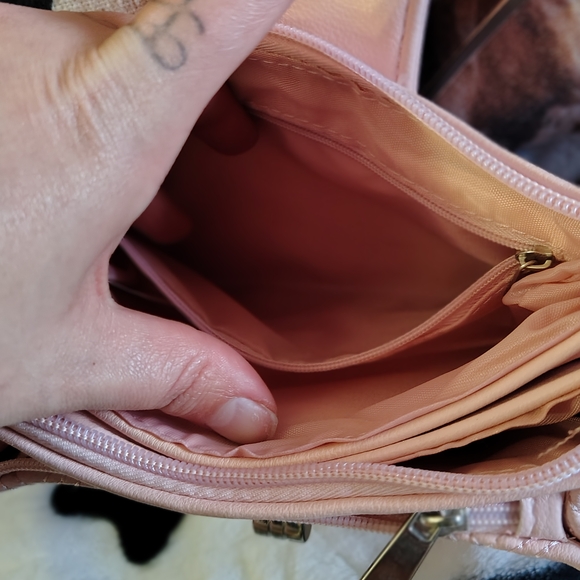 Chic Pink Quilted Crossbody Bag - Picture 4 of 7